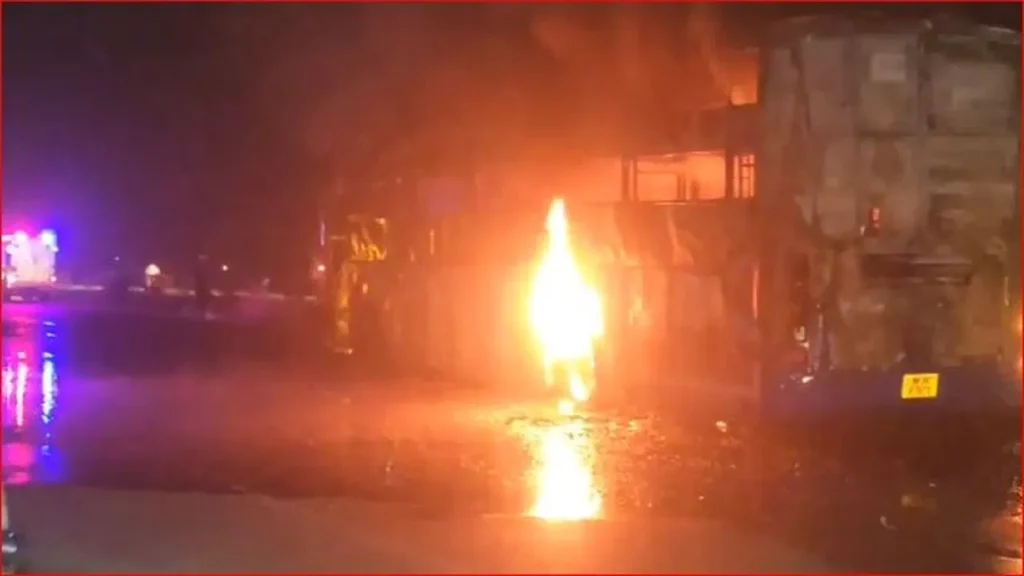Maihar Bus Fire: मैहर में धू-धू कर जली स्लीपर बस, यात्रियों ने कूदकर बचाई जान; देखें हादसे का लाइव वीडियो और वजह