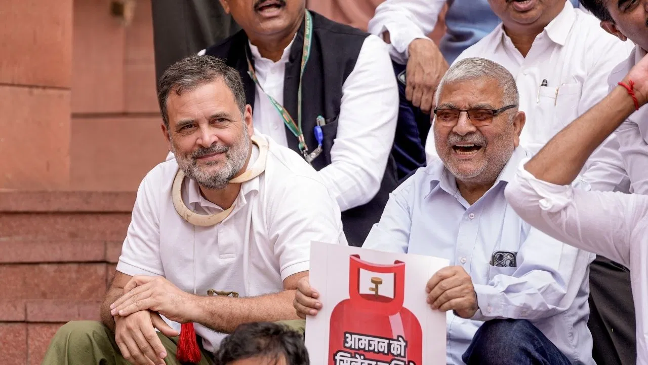 राहुल गांधी की पीएम मोदी को बड़ी चेतावनी: “ईरान संकट पर अभी संभलें वरना करोड़ों लोग भुगतेंगे”; बोले— ‘अंधेरे की ओर बढ़ रहा है देश’