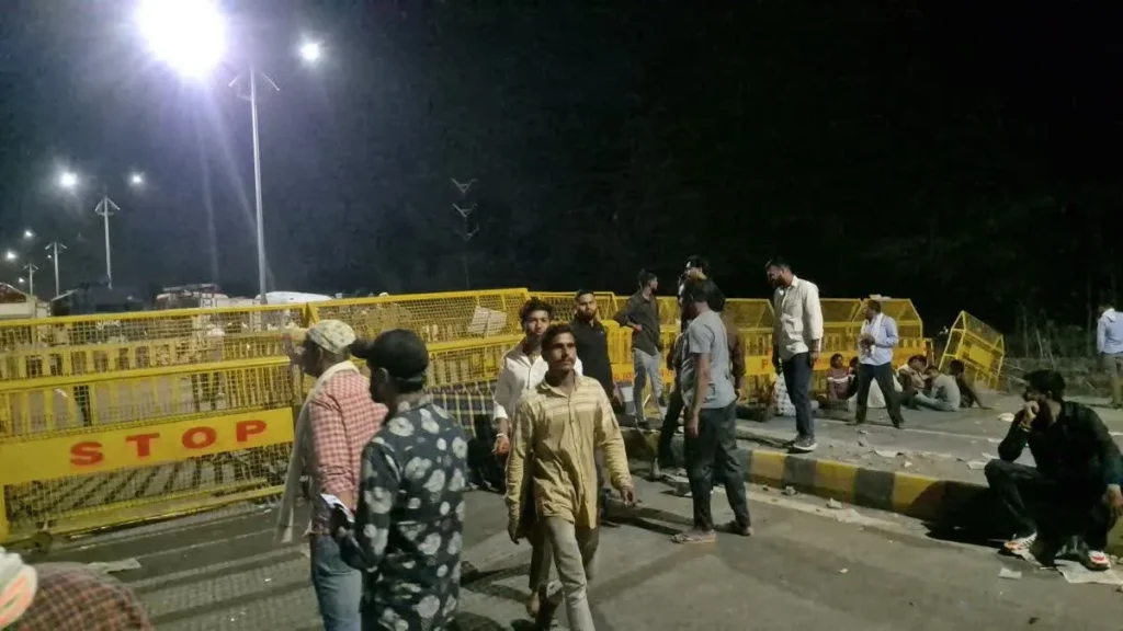 Karni Sena Protest Ratlam: रतलाम की सड़कों पर करणी सेना का जबरदस्त आंदोलन, बीच सड़क बना खाना; प्रशासन के हाथ-पांव फूले
