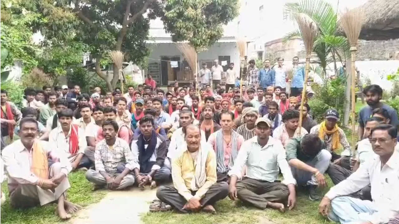 Supaul News: सुपौल में सफाई व्यवस्था ठप, धरने पर बैठे नगर परिषद के कर्मचारी; कूड़े के ढेर में तब्दील हुआ शहर, हाहाकार