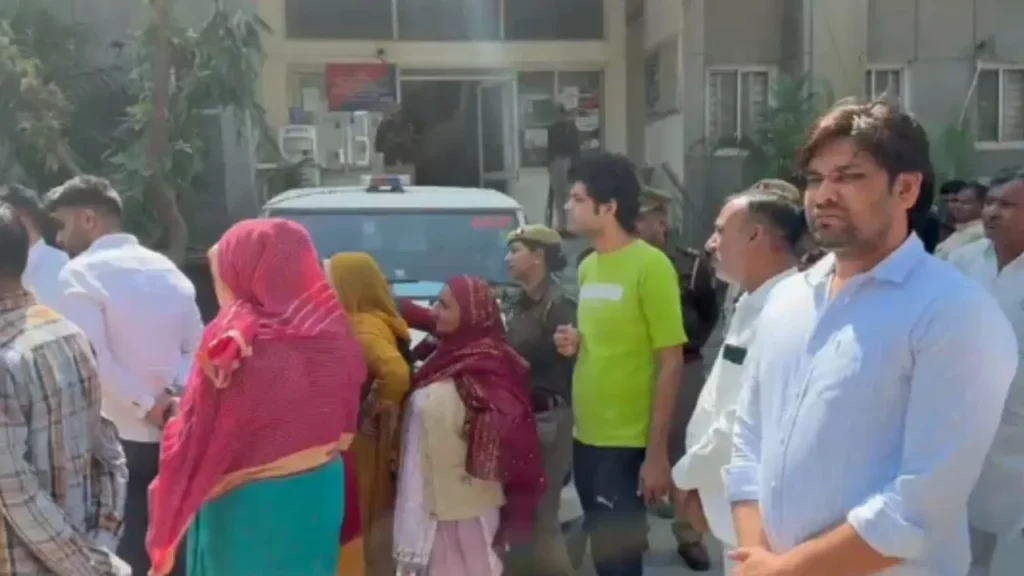 नोएडा में दबंगई की हद! महिलाओं ने विरोध किया तो तान दी पिस्टल, फिर पीछे छोड़ दिया पालतू कुत्ता; वीडियो वायरल