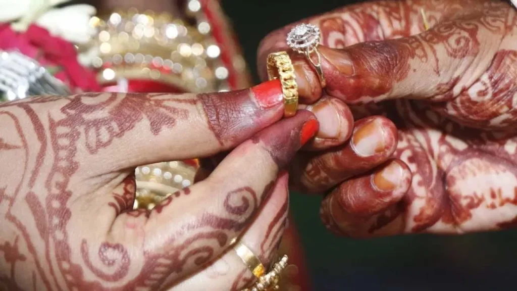 सगाई के बीच दूल्हे ने की ऐसी डिमांड कि भड़क गई दुल्हन! सास-ननद को भी सिखाया कड़ा सबक