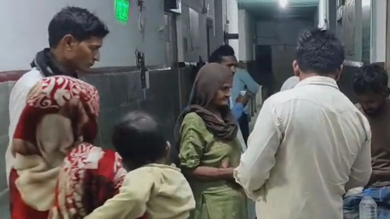 आगरा में ‘जहरीली गैस’ का तांडव! कोल्ड स्टोरेज से रिसाव के बाद मची भगदड़, जान बचाने के लिए खेतों की तरफ भागे लोग; सांस लेना हुआ दूभर