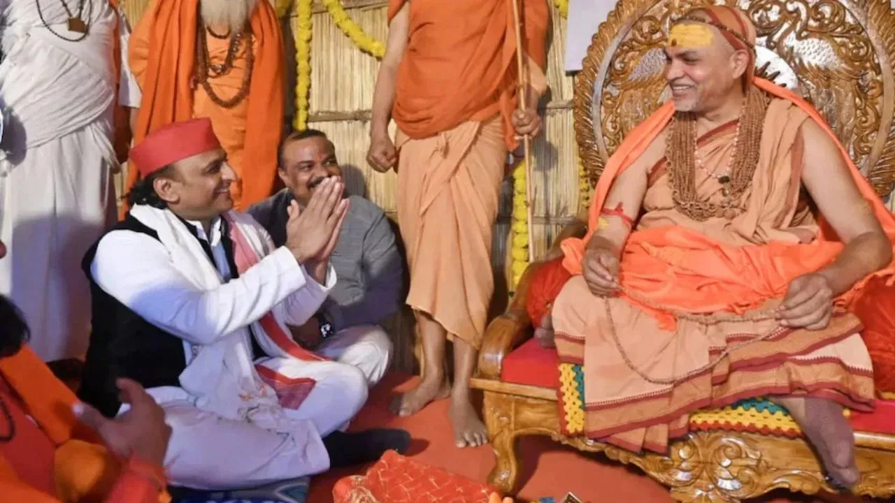 अखिलेश यादव का बड़ा धमाका: “शंकराचार्य का आशीर्वाद मिल गया, अब नकली संतों का होगा अंत!” लखनऊ में मुलाकात के बाद मची खलबली