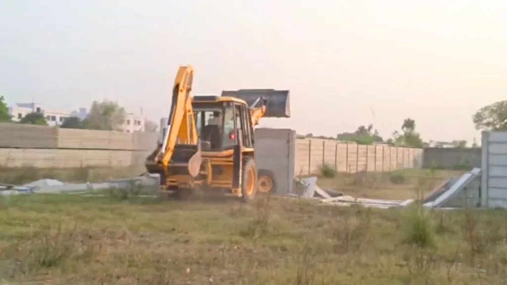 Noida Land Eviction: नोएडा में भू-माफिया के खिलाफ बड़ा एक्शन, जेवर एयरपोर्ट के पास 350 करोड़ की जमीन कब्जा मुक्त; FIR के आदेश