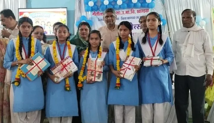 ‘स्कूल चलें हम’ अभियान का शंखनाद, पहले दिन प्रवेश उत्सव में बंटीं फ्री साइकिल और किताबें