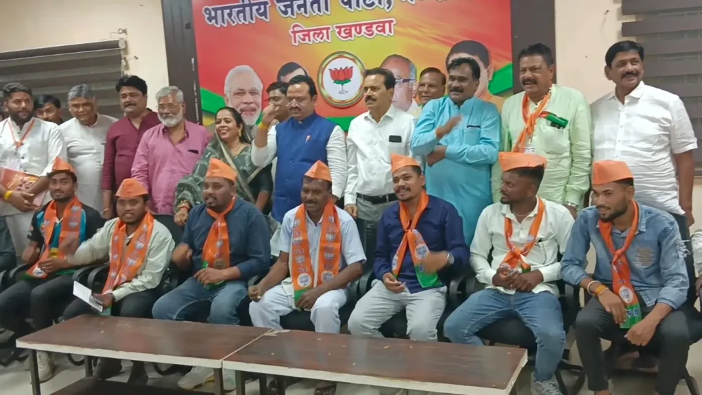 खंडवा: पंधाना में BSP, AAP और जयस को बड़ा झटका, दर्जनों युवा कार्यकर्ताओं ने ली भाजपा की सदस्यता