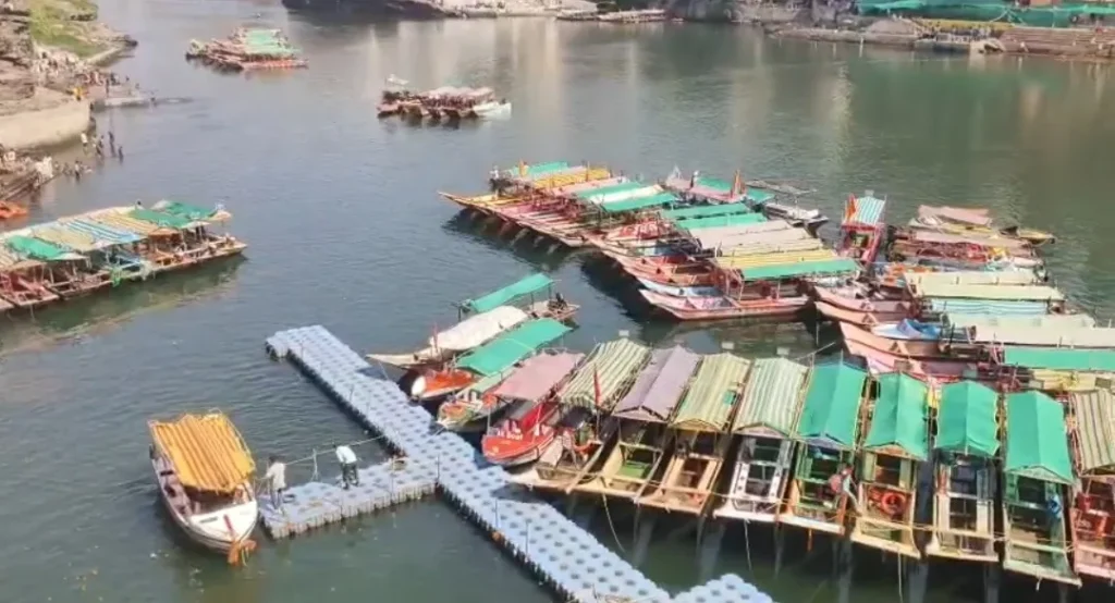 ओंकारेश्वर: नाव पलटने के बाद प्रशासन सख्त, 2 दिन नाव संचालन बंद; 50 खराब लाइफ जैकेट जब्त