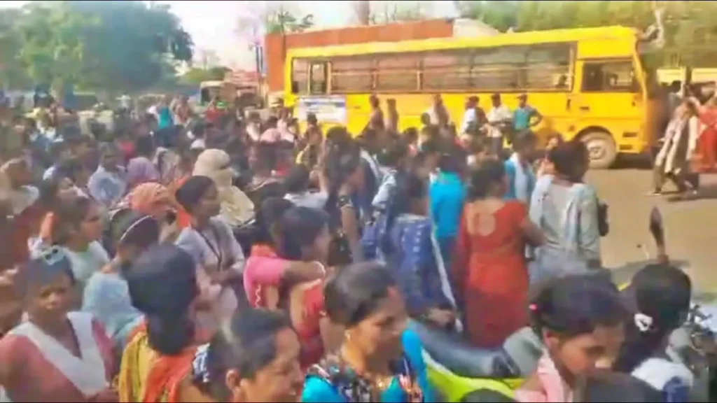 Ranchi Orient Craft News: रांची के ओरिएंट क्राफ्ट में महिला कर्मियों का हंगामा, 2 महीने से वेतन नहीं मिलने पर फैक्ट्री गेट पर प्रदर्शन