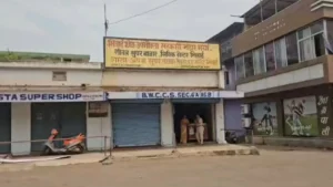 Bhilai News: सेक्टर 6ए मार्केट में प्रीमियम शराब दुकान का विरोध, व्यापारियों ने काली पट्टी बांधकर किया प्रदर्शन; सुरक्षा पर उठाए सवाल