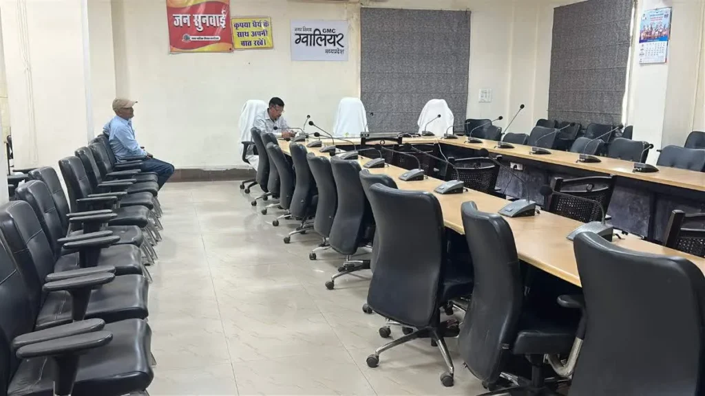 Jansunwai Reality Check: सिर्फ नाम की जनसुनवाई! अकेले बैठे रहे अपर आयुक्त, अधिकारियों की कुर्सियां खाली देख भड़के फरियादी