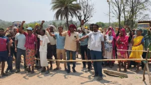 नारायणपुर: खराब सड़क के खिलाफ सड़क पर उतरे ग्रामीण, चक्काजाम से आवाजाही ठप