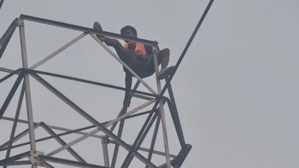 Child Custody Dispute: बच्चों की कस्टडी मां को मिलने से नाराज पिता 132 KV टावर पर चढ़ा, इलाके में मचा हड़कंप