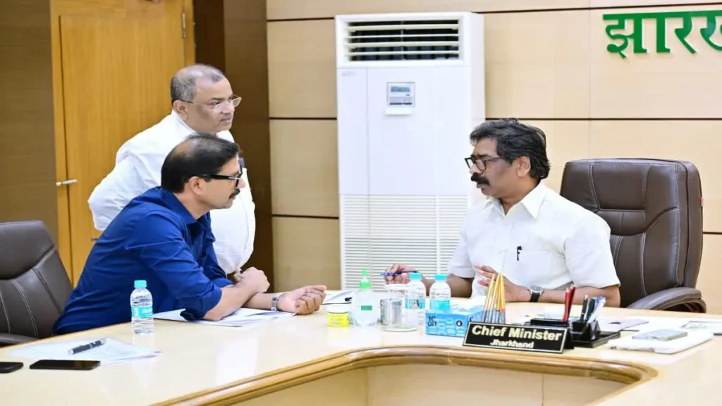 Road Construction Department: सीएम की अधिकारियों के साथ बड़ी बैठक, कनेक्टिंग फ्लाईओवर को लेकर दिए ये अहम निर्देश