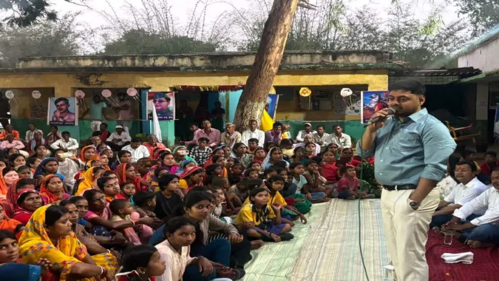 Dhanbad DC in Rural Areas: धनबाद डीसी की दूरस्थ गांवों में ‘संध्या चौपाल’, ग्रामीणों की समस्याएं सुन आत्मनिर्भरता पर दिया जोर