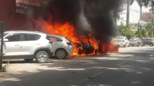 Luxury Cars Burnt: कूड़े की आग में खाक हुईं करोड़ों की लग्जरी कारें, भीषण लपटें देख इलाके में मची अफरा-तफरी