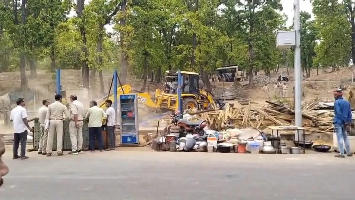 MCB में वन विभाग का बड़ा एक्शन! अवैध कब्जों पर चला बुलडोजर; अतिक्रमण हटाने पर मचा बवाल