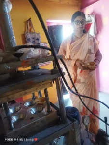 ‘लखपति दीदी’ योजना से आत्मनिर्भर बनीं महिलाएं, ‘आटे के दीपक’ से रोक रहीं नर्मदा का प्रदूषण