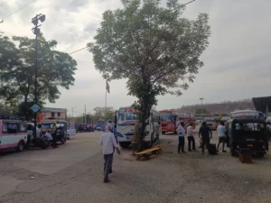 ओंकारेश्वर: उज्जैन जाने वाले श्रद्धालुओं से धोखाधड़ी, बिना परमिट चल रहीं अवैध बसें, इंदौर में उतार रहे एजेंट