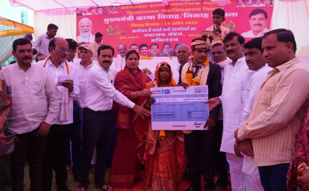 खंडवा: अक्षय तृतीया पर 104 जोड़ों का विवाह-निकाह संपन्न, बेटियों के खाते में आएंगे 49-49 हजार