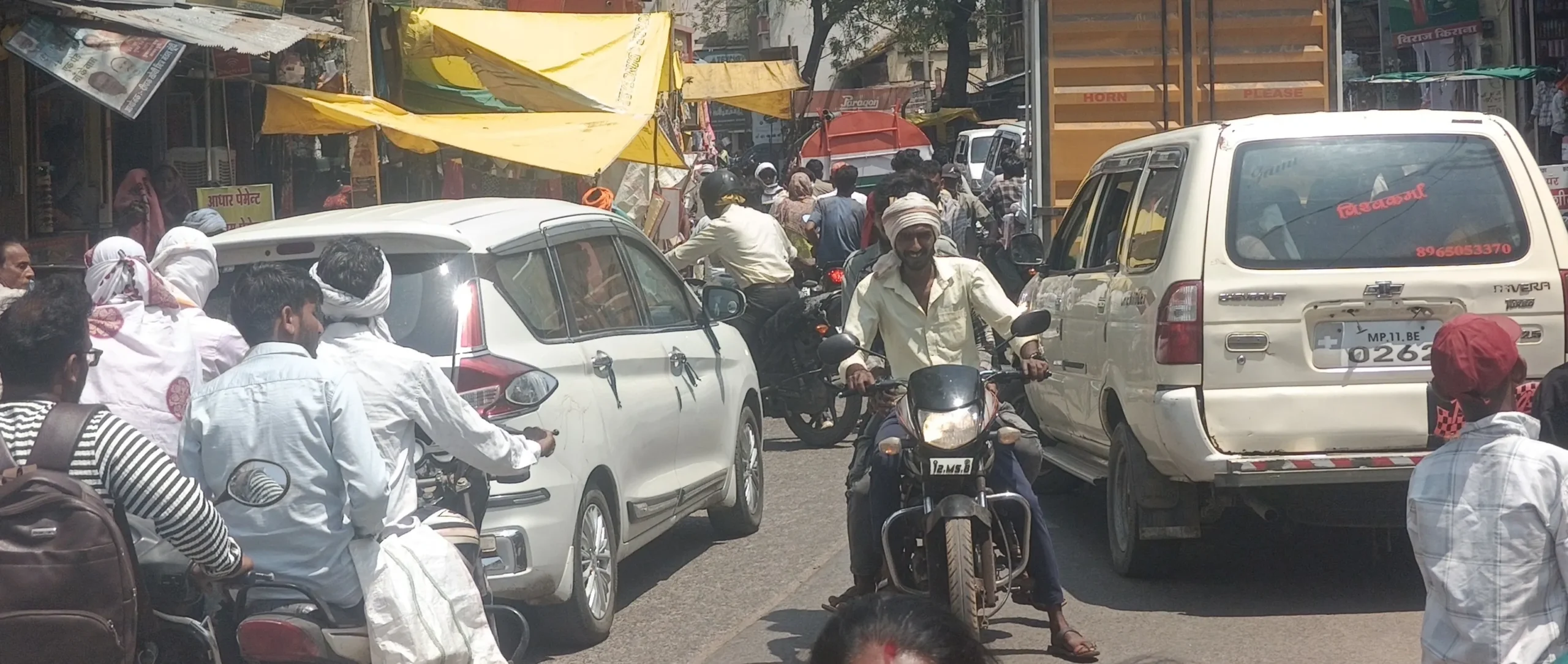 खंडवा: गुरुवार के साप्ताहिक बाजार में भारी वाहनों से लग रहा जाम, प्रशासन की अनदेखी से जनता परेशान