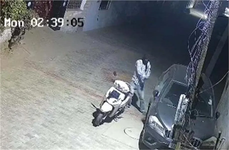 Crime Update: एक्टिवा पर आए नकाबपोश चोर ने दिया बड़ी वारदात को अंजाम, सीसीटीवी (CCTV) में कैद हुई पूरी घटना