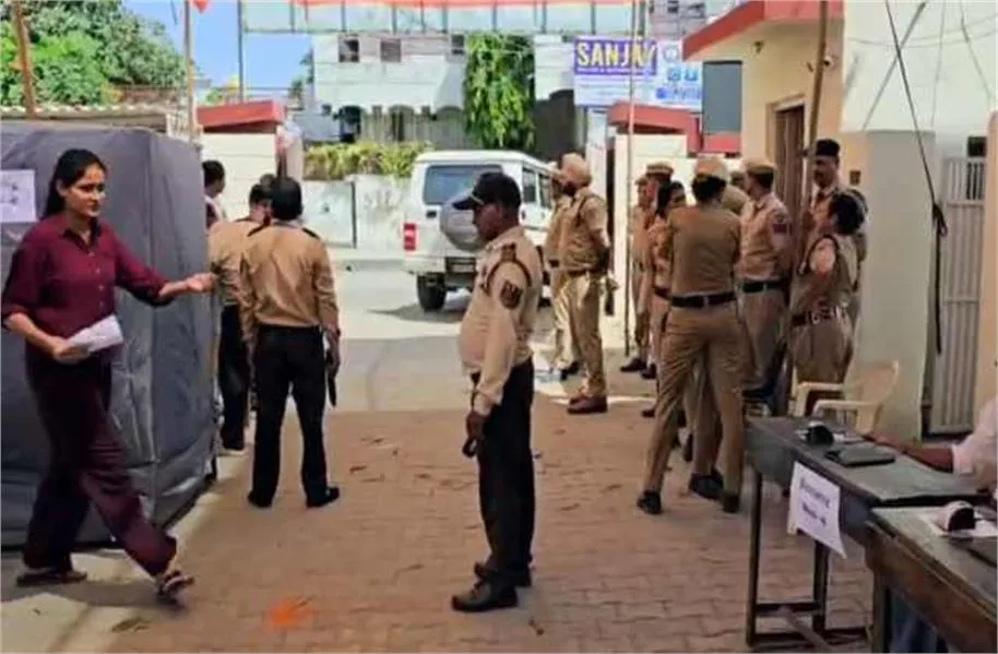 HCS Exam 2026: कड़ी सुरक्षा के बीच हरियाणा सिविल सेवा परीक्षा संपन्न, आधे से ज्यादा अभ्यर्थी रहे गैरहाजिर