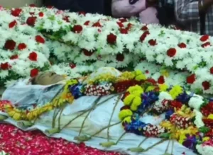Asha Bhosle Funeral : अंतिम विदाई में उमड़ा सैलाब, मनपसंदीदा फूलों से सजे रथ पर निकलीं Asha ताई की यात्रा