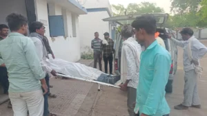 मूंदी: ठेकेदार की लापरवाही से गई युवक की जान, मुरम के ढेर से टकराई बाइक