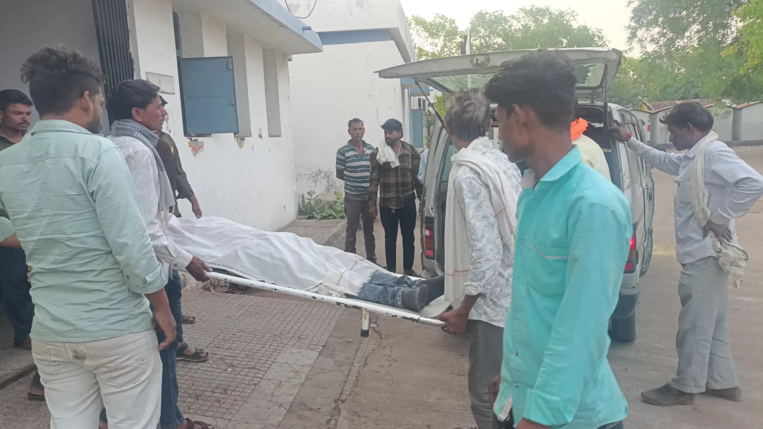 मूंदी: ठेकेदार की लापरवाही से गई युवक की जान, मुरम के ढेर से टकराई बाइक