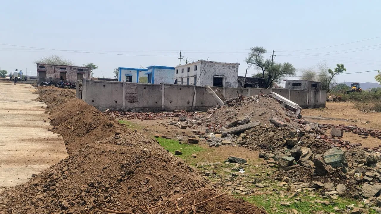 झिरन्या: सीएम राइज स्कूल निर्माण में भ्रष्टाचार, बिना अनुमति ढहाया पुराना भवन