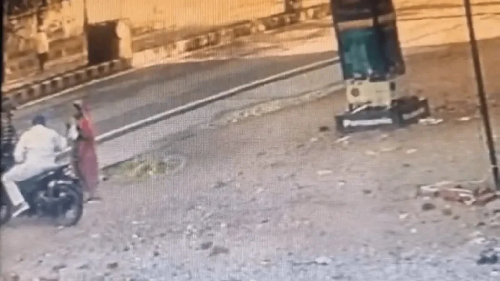 खाकी के भेस में लुटेरे! ‘आगे चेकिंग हो रही है’ कहकर उतरवाए गहने, फिर चेन झपटकर फरार हुए नकली पुलिस वाले