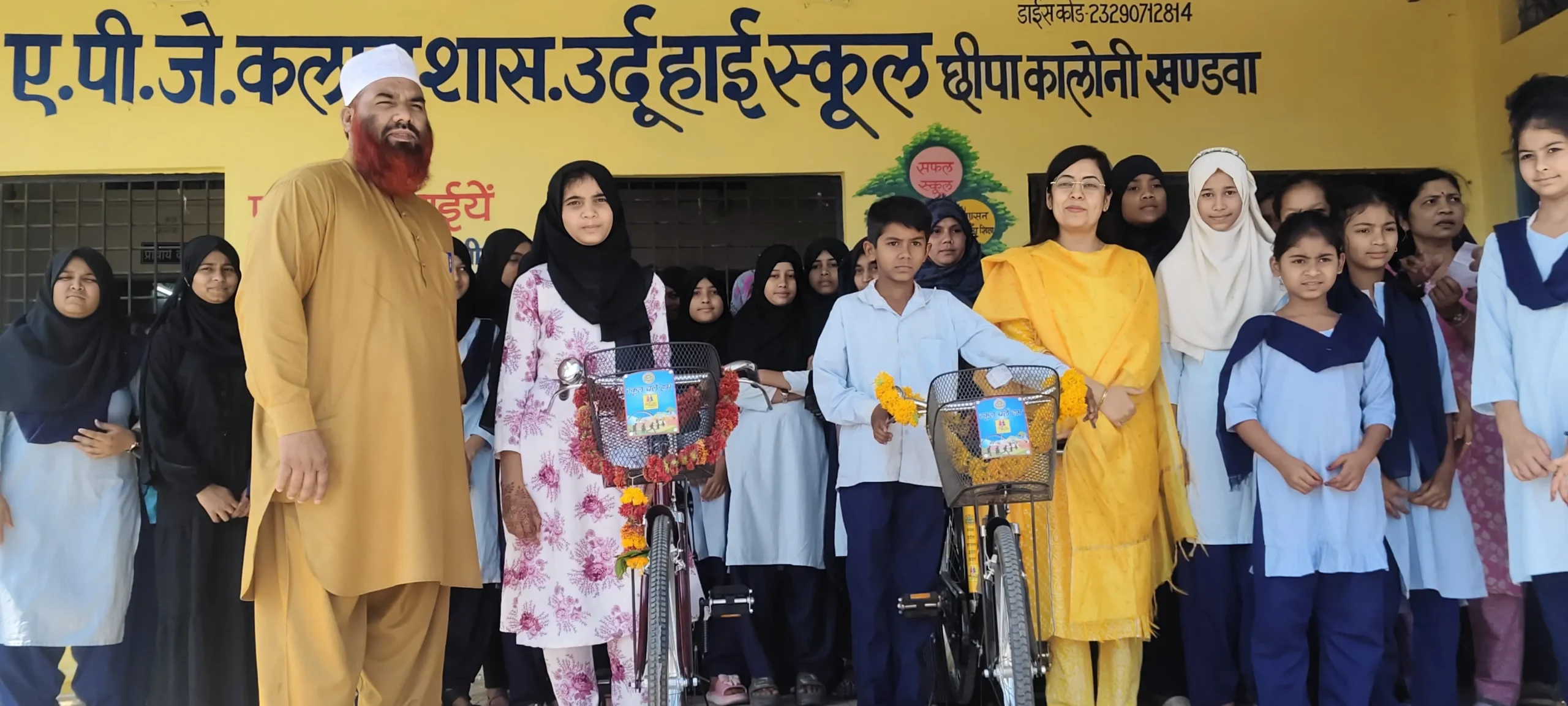 खंडवा: उर्दू स्कूल पहुंचीं निगमायुक्त प्रियंका राजावत, बच्चों से पूछे सवाल और बांटी साइकिल