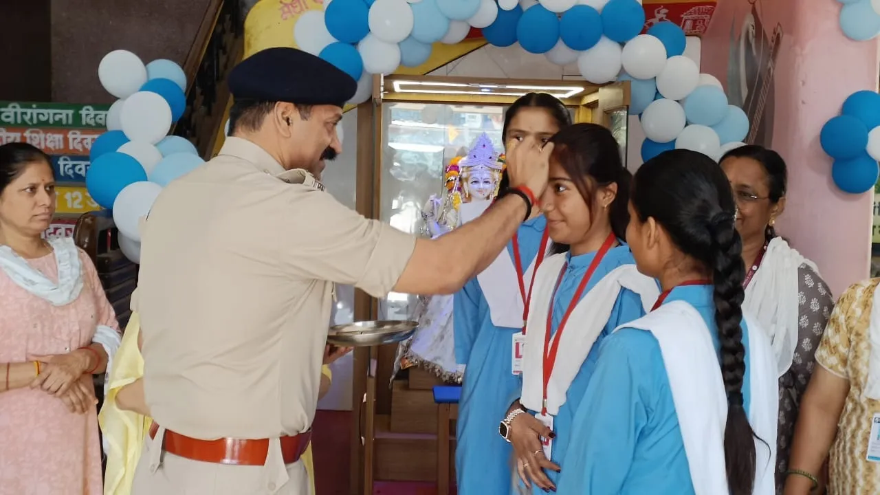 खंडवा: ‘करियर में अंक नहीं, कौशल मायने रखता है’, एमएलबी स्कूल में एसपी ने ली छात्राओं की क्लास