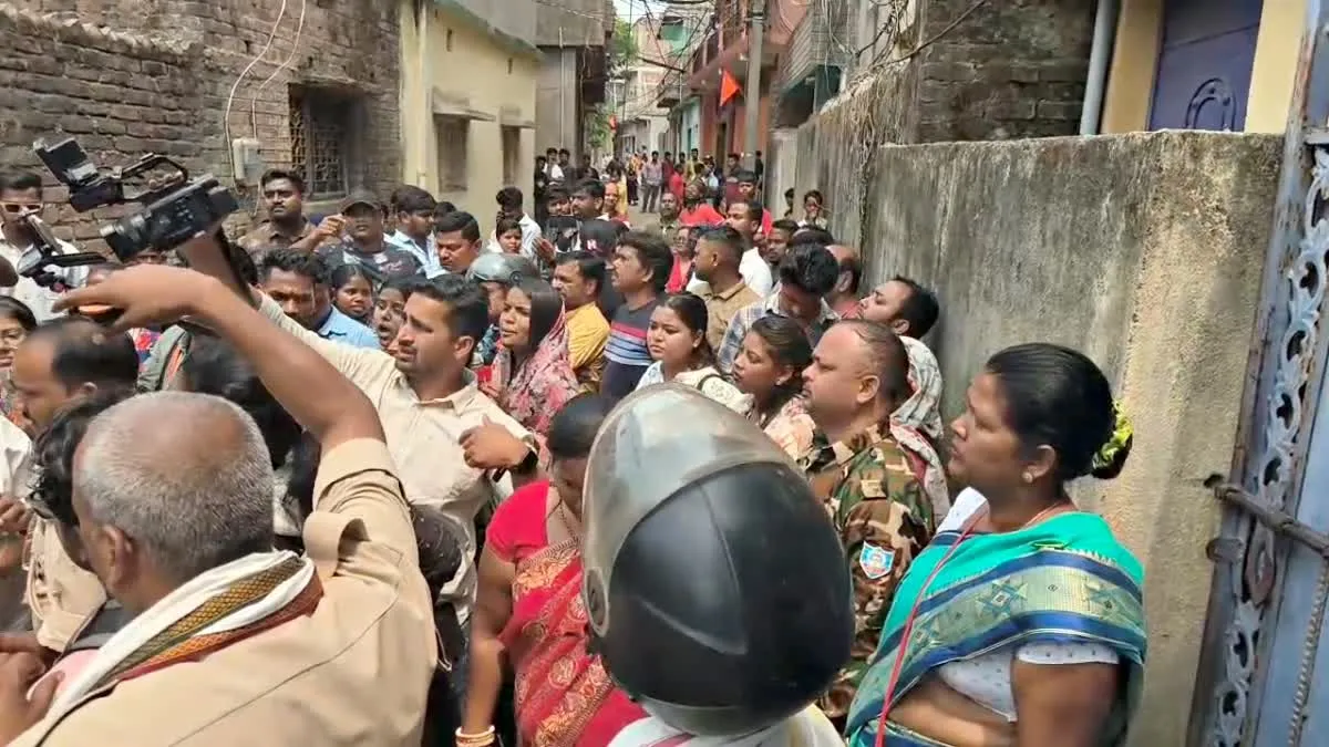 महिलाओं के चेहरे पर पोती कालिख! भड़के लोगों ने आरोपी के घर को बनाया निशाना, भारी बवाल