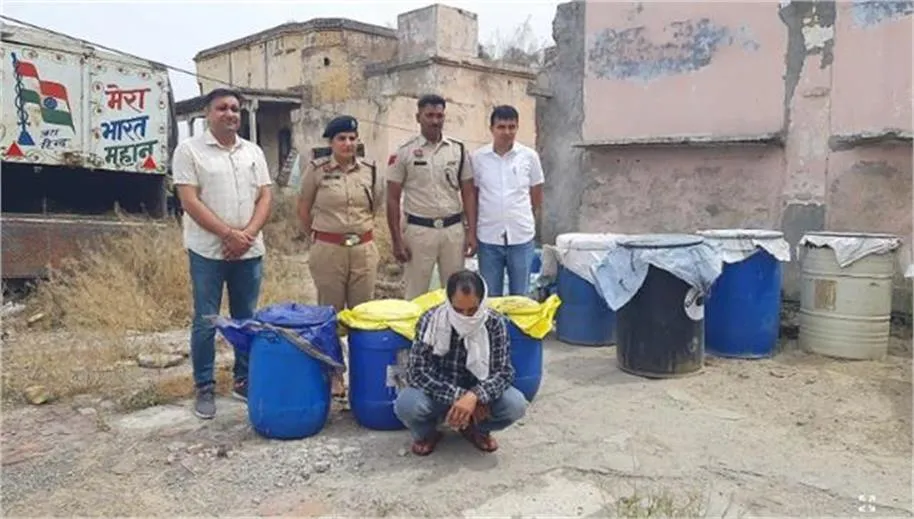 कैथल में ‘ऑपरेशन क्लीन’ का धमाका! डेरा गरजा सिंह में पुलिस की रेड; 240 लीटर लाहण के साथ तस्कर ढेर