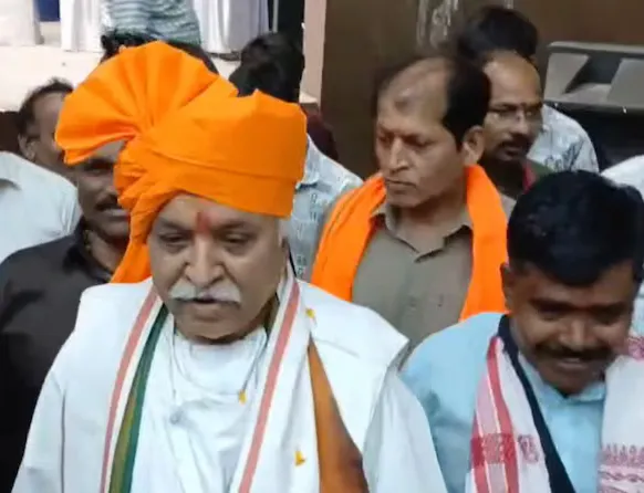 खंडवा: प्रवीण तोगड़िया का बड़ा बयान- ‘बचपन से ही बेटा-बेटी को करें सावधान, वरना…’