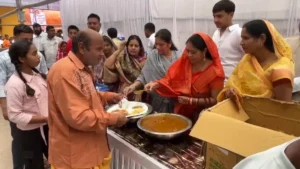 बस्तर में जीत का जश्न: खेड़ापति हनुमान मंदिर में महाभंडारा, डिप्टी सीएम विजय शर्मा की पत्नी सावित्री शर्मा हुईं शामिल