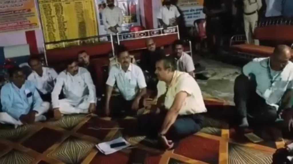 Sidhi News: सीधी कलेक्टर ने रात में किया औचक निरीक्षण, जमीन पर बैठकर सुनीं समस्याएं; ताबड़तोड़ आदेश जारी