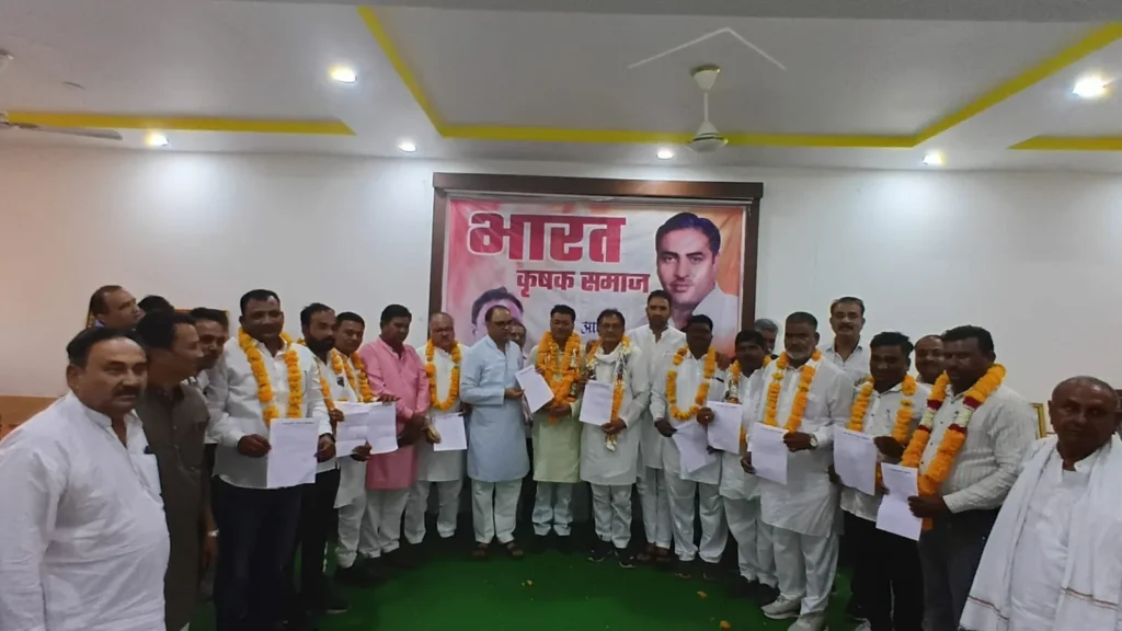 खंडवा: अर्ष पाठक बने भारत कृषक समाज के नए शहर जिलाध्यक्ष, अरुण यादव ने सौंपा नियुक्ति पत्र