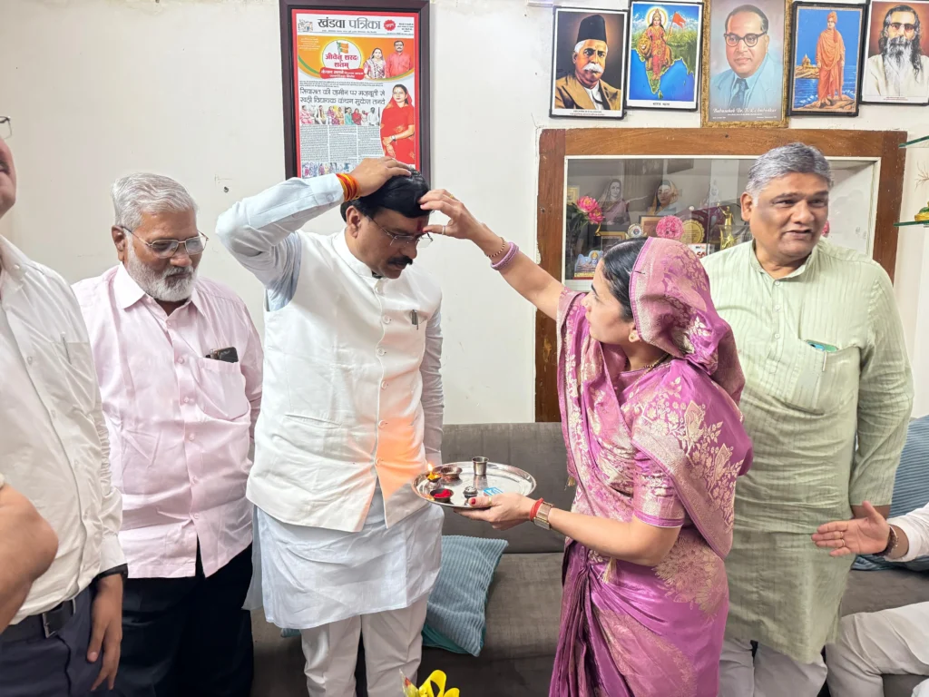 खंडवा: प्रभारी मंत्री धर्मेंद्र लोधी पहुंचे विधायक कंचन तनवे के निवास, 4 ऐतिहासिक कुंडों के जीर्णोद्धार पर हुई चर्चा