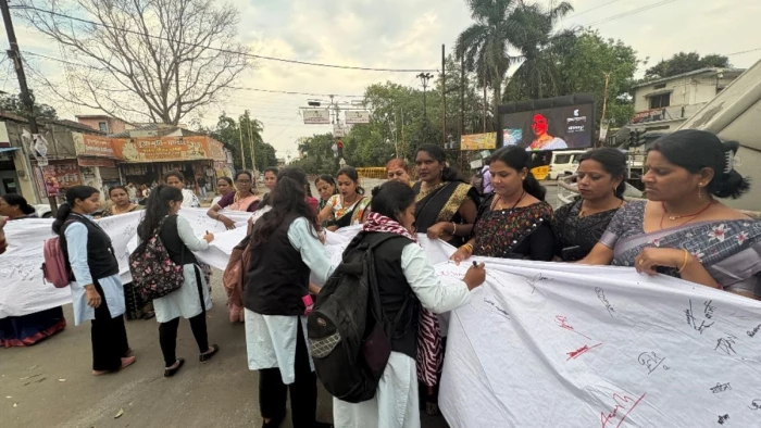 Ambikapur Horror: अंबिकापुर में ‘निर्भया’ जैसी दरिंदगी से उबला शहर, सड़कों पर उतरी जनता; आरोपियों को फांसी की मांग