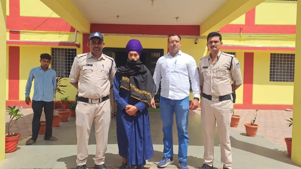खंडवा: सिटी कोतवाली पुलिस की बड़ी कार्रवाई, 29 तलवारों के साथ हरियाणा का तस्कर गिरफ्तार