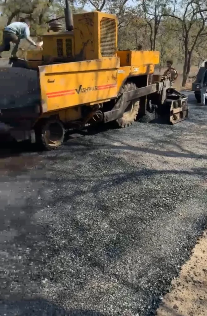 खंडवा: सिद्धवरकुट-बड़वाह मार्ग निर्माण में घटिया सामग्री का आरोप, ग्रामीणों ने कलेक्टर से की शिकायत