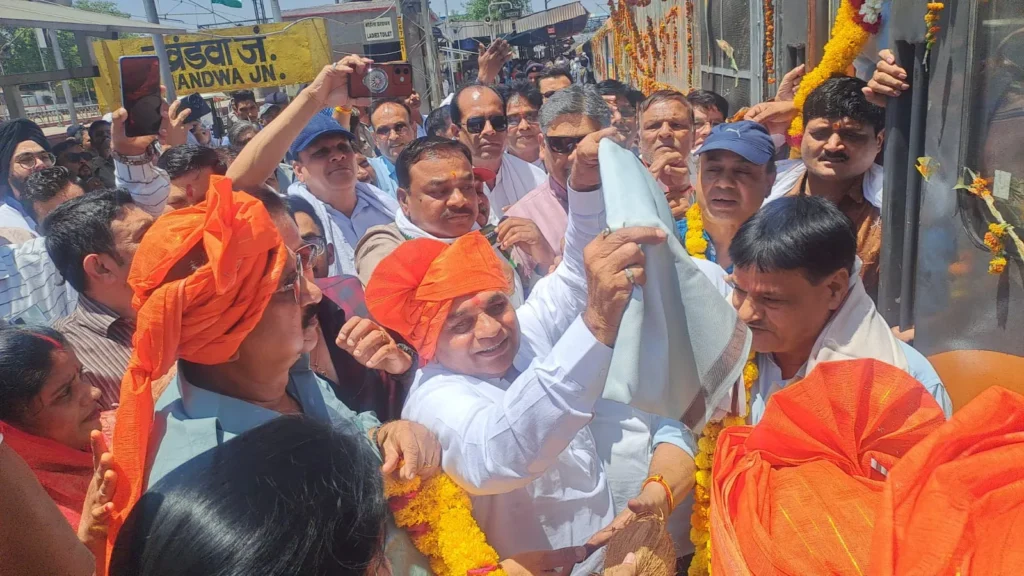 Amrit Bharat Express: बनारस-पुणे ट्रेन के खंडवा पहुंचने पर जश्न, सांसद ज्ञानेश्वर पाटिल के प्रयास लाए रंग