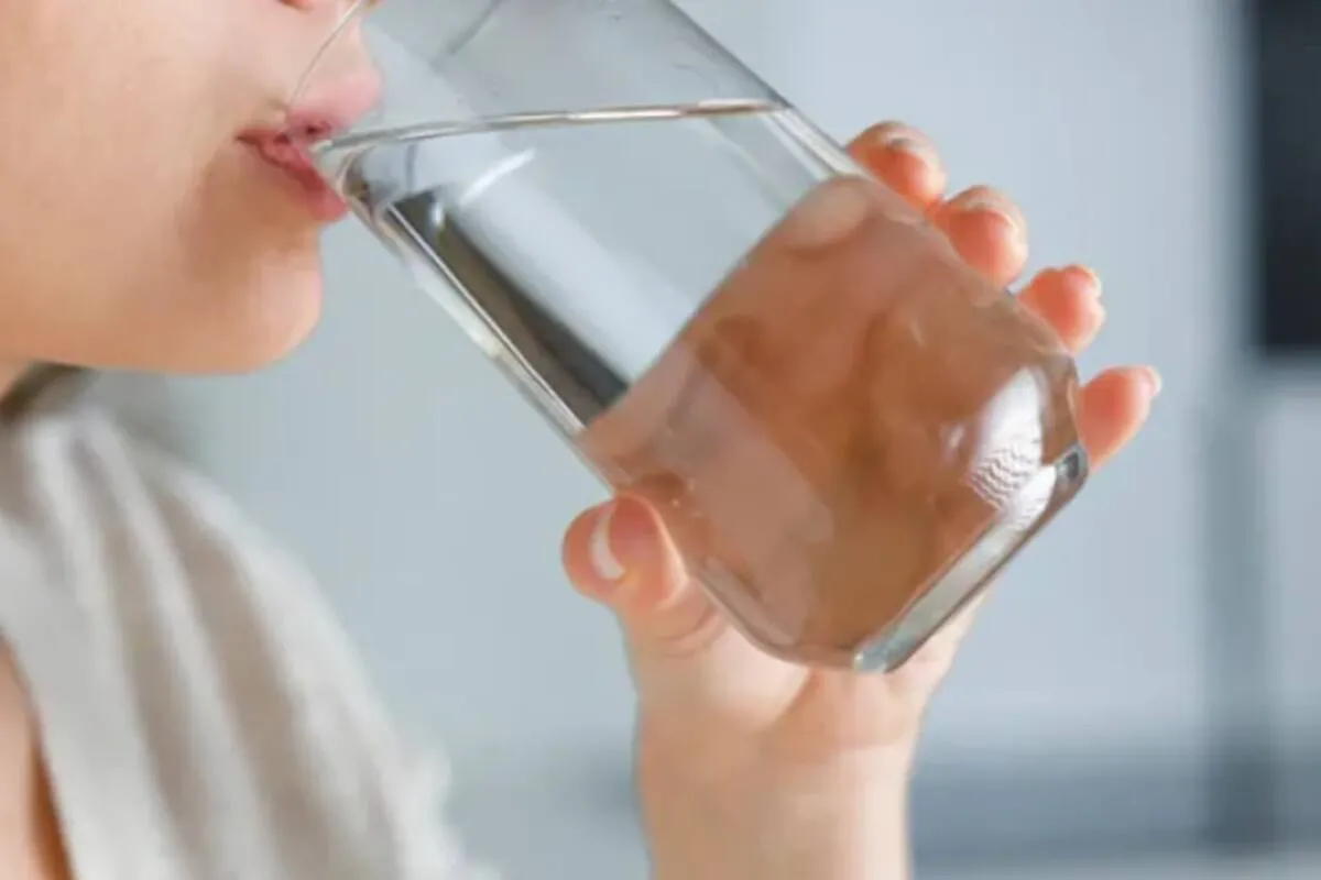 Health Alert: क्या आप भी पीते हैं हद से ज़्यादा पानी? किडनी पर पड़ सकता है भारी, जानें क्या कहता है विज्ञान