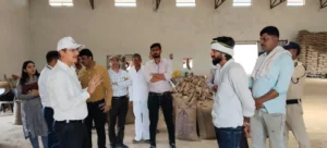 Wheat Procurement MP: तुलाई में देरी की शिकायत पर भड़के खंडवा कलेक्टर, अधिकारियों और वेयरहाउस संचालकों को लगाई फटकार