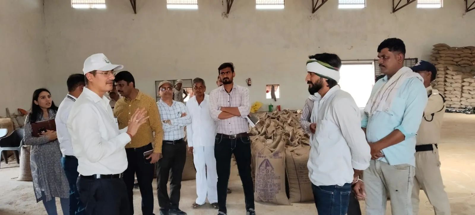 Wheat Procurement MP: तुलाई में देरी की शिकायत पर भड़के खंडवा कलेक्टर, अधिकारियों और वेयरहाउस संचालकों को लगाई फटकार