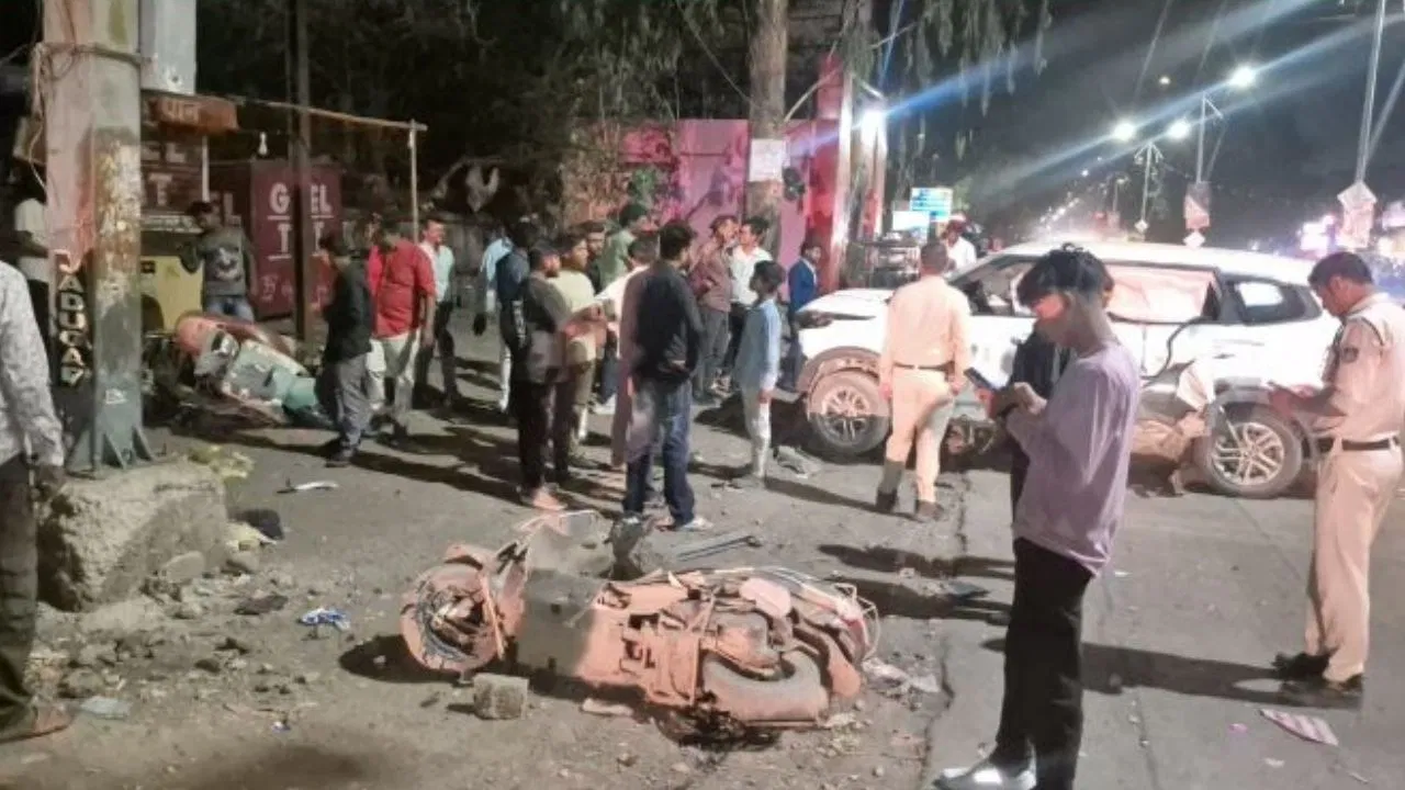 Jabalpur Road Accident: जबलपुर में रफ्तार का कहर, पानी पीने रुके बाप-बेटे को रईसजादे की कार ने रौंदा, मौके पर ही मौत