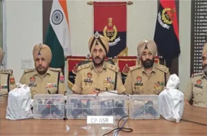 Amritsar Crime: अमृतसर पुलिस की बड़ी कार्रवाई; करोड़ों की हेरोइन और 4 पिस्तौल के साथ 2 तस्कर गिरफ्तार